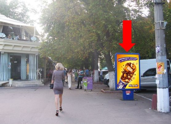 Фото рекламной плоскости по адресу Проскуровская ул., 46, возле ЦУМа, кукольного театра