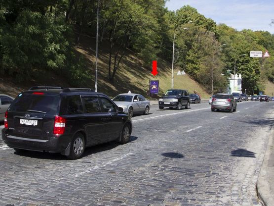 Фото рекламной плоскости по адресу Владимирский спуск, 100 м от Европейской пл., в сторону Почтовая пл.