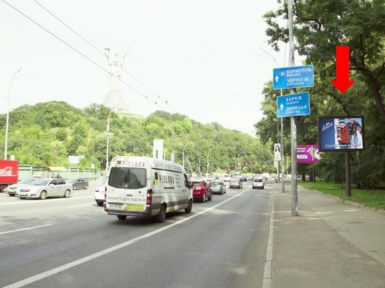 Фото рекламной плоскости по адресу Дружбы Народов бул., 50м. до пл. ГВОВ, на светофоре, в сторону моста Патона