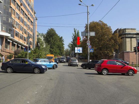 Фото рекламної площини за адресою Коновальца ул. (бывш. Щорса ул.) / Предславинская ул., на светофоре, в сторону Украинки бул.