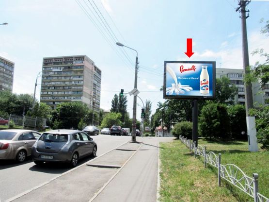 Фото рекламної площини за адресою Механизаторов ул. / ул. Соломенская, на светофоре, в сторону ул. Соломенской