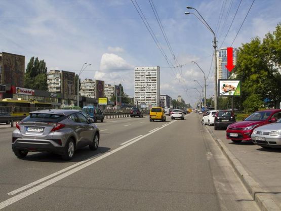 Фото рекламной плоскости по адресу Победы пр., 20, банки "ПУМБ", "Укрсиббанк", напротив магазинов "Интертоп", "Carlo Pazolini", "Adidas", из центра