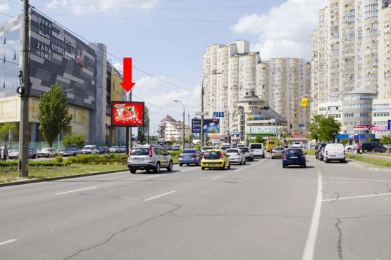 Фото рекламной плоскости по адресу Днепровская набережная ул., 49 - ул. Ахматовой, раделитель, возле ТРЦ "River Mall", светофор, в сторону моста Патона