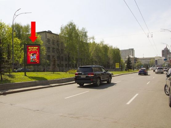 Фото рекламной плоскости по адресу Алмазова ул. (бывш. Кутузова ул.), 1, на разделителе, в сторону пл. Л. Украинки