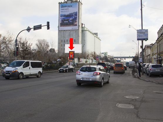 Фото рекламної площини за адресою Набережно-Крещатицкая ул.- ул. Верхний Вал, на светофоре, в центр