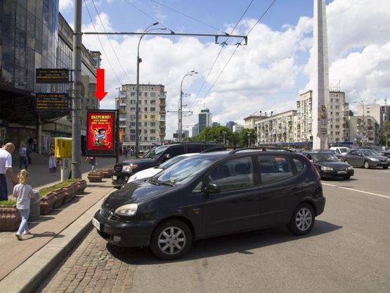 Фото рекламной плоскости по адресу Победы пл., 3, возле универмага "Украина", в сторону Воздухофлотского моста