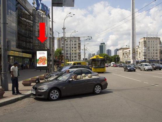 Фото рекламной плоскости по адресу Победы пл., 3, возле универмага "Украина", в сторону Воздухофлотского моста