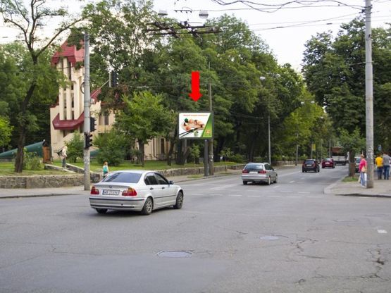 Фото рекламной плоскости по адресу Ильенко ул. (бывш. Мельникова ул.), 20 - ул. Древлянская, на светофоре, в центр
