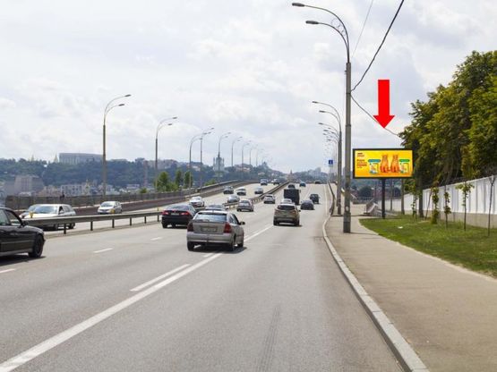 Фото рекламной плоскости по адресу Набережно-Рыбальская ул., перед Гаванским мостом, в сторону центра, Подола