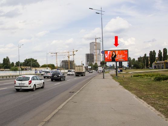 Фото рекламной плоскости по адресу Бажана пр., возле ст.м. "Вырлица", АЗС "Glusco", в сторону Харьковской пл, аэропорта "Борисполь"