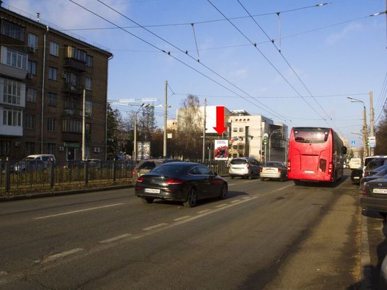 Фото рекламної площини за адресою Народного Ополчения ул., 2, на разделителе, светофоре, в сторону пл. Севастопольской, в центр