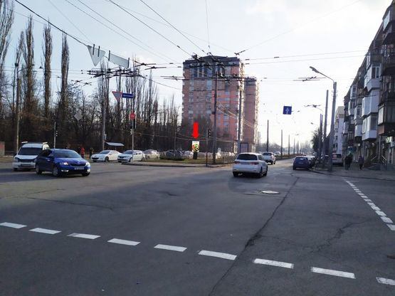 Фото рекламной плоскости по адресу Народного Ополчения ул., 2, на разделителе, светофоре, в сторону аэропорта "Киев"