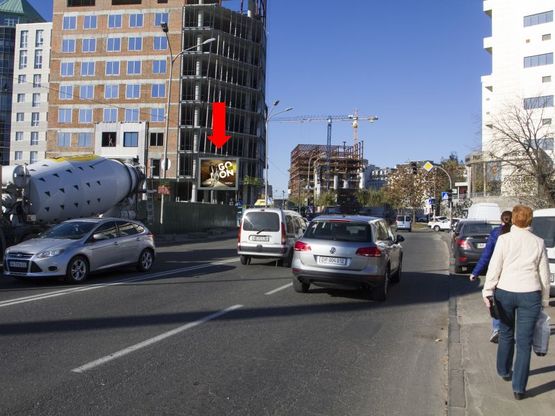 Фото рекламной плоскости по адресу Короленковская ул. -  ул. Физкультуры, на светофоре, напротив "Мегамаркета", в сторону ул. Владимирской