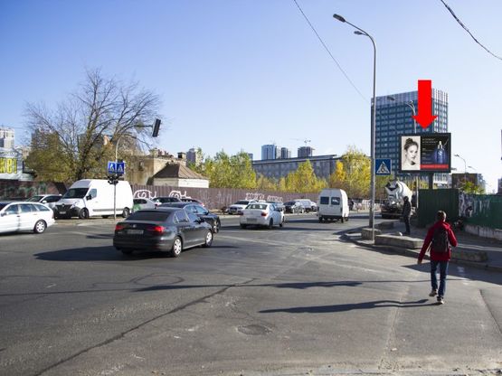 Фото рекламной плоскости по адресу Короленковская ул. -  ул. Физкультуры, на светофоре, напротив "Мегамаркета", в сторону ул. Федорова