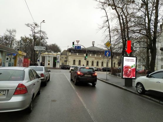 Фото рекламной плоскости по адресу Тарасовская ул. - ул. Толстого, на светофоре