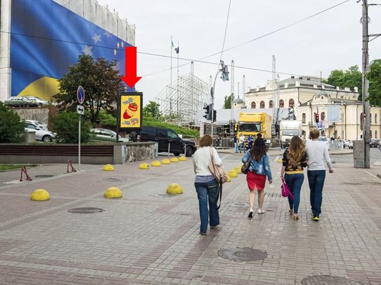 Фото рекламної площини за адресою Крещатик ул., 4, в сторону Владимирского спуска