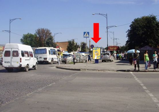 Фото рекламної площини за адресою Корятовичей Кн. ул. / пр. Грушевского, возле "Торгового центра"