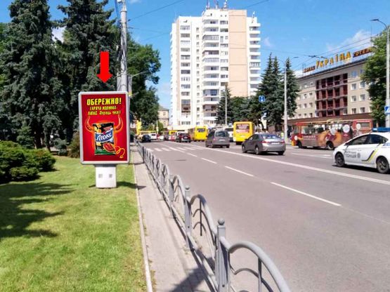 Фото рекламной плоскости по адресу Воли пр. / Театральная пл., напротив ЦУМа, супермаркетов "Сильпо", "Эльдорадо"