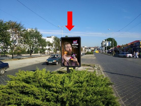Фото рекламної площини за адресою Черновицкая ул., разделитель, в центр