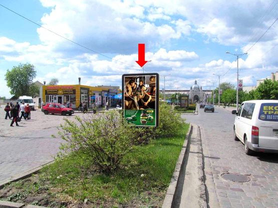 Фото рекламной плоскости по адресу Черновицкая ул., разделитель, в сторону ж/д вокзала