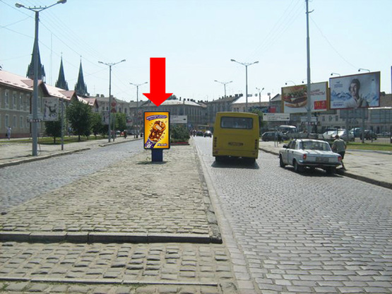 Фото рекламной плоскости по адресу Черновицкая ул., разделитель, в центр