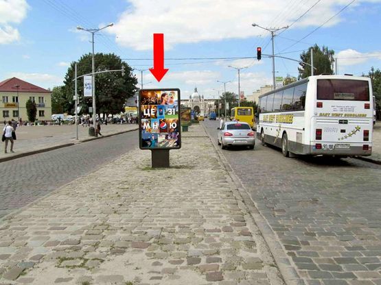Фото рекламной плоскости по адресу Черновицкая ул., разделитель, в сторону ж/д вокзала