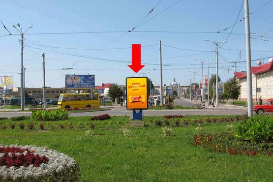 Фото рекламной плоскости по адресу Черновицкая ул. / Городоцкая ул., разделитель, из центра, к ж/д вокзалу