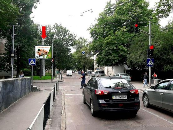 Фото рекламной плоскости по адресу Героев УПА ул. / Васильковского ул., светофор, из центра