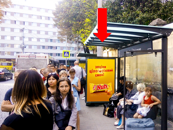 Фото рекламної площини за адресою Черновала пр. - Ризни пл., за Оперным театром (остановка "Площадь Ризни") (правая), из центра