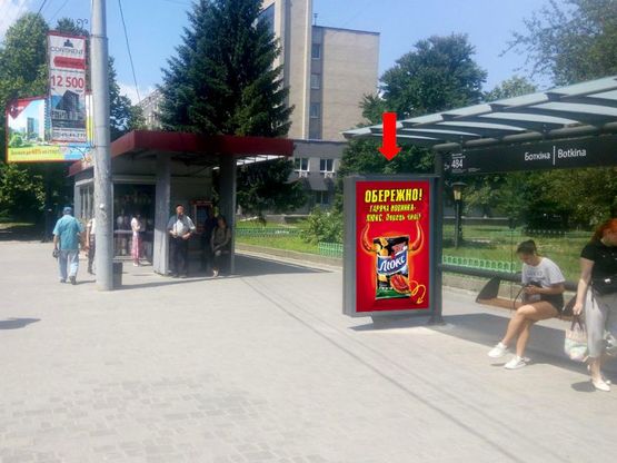 Фото рекламной плоскости по адресу Великого В. ул., 50, ост. "Боткина", в сторону ул. Кульпарковской