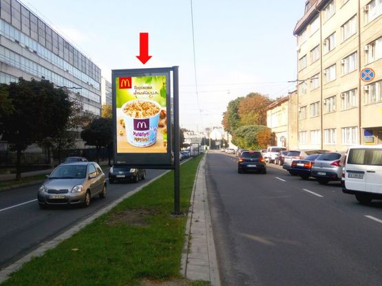 Фото рекламной плоскости по адресу Митрополита Андрея ул., 10, разделитель, район Политеха, в сторону Бандеры ул.