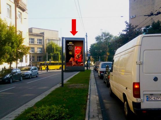 Фото рекламної площини за адресою Митрополита Андрея ул. - ул. Шептицких, разделитель, район Политеха, в сторону пл. Святого Юра