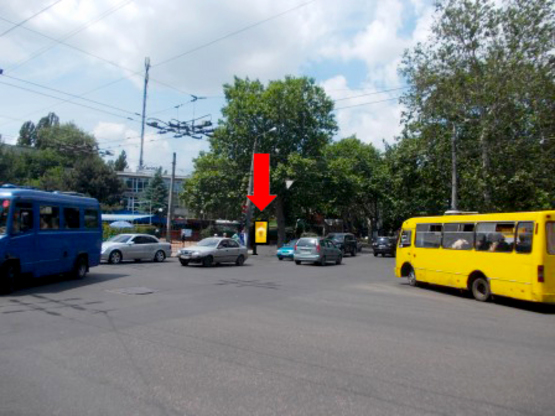 Фото рекламної площини за адресою Филатова ул., 21/1 / ул. Космонавтов, на светофоре, в сторону пл. Деревянко