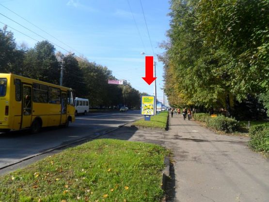 Фото рекламної площини за адресою Киевская ул., 6, возле Ощадбанка, напротив автосалона "Citroen"