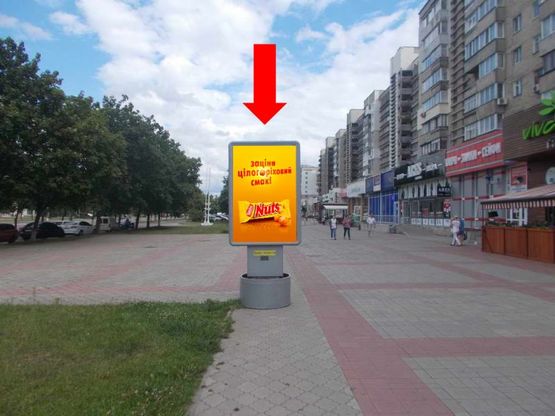 Фото рекламной плоскости по адресу Харьковская ул., 2/2, возле ТРЦ "Мануфактура", супермаркетов "Сильпо", "Comfy"