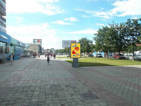 Фото рекламной плоскости по адресу Харьковская ул., 2/2, возле ТРЦ "Мануфактура", супермаркетов "Сильпо", "Comfy"