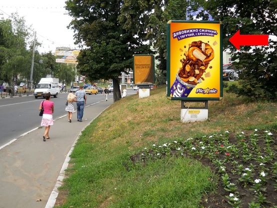 Фото рекламної площини за адресою Покровская пл. (бывш. Красная пл.), возле гостиницы "Украина" (№3)