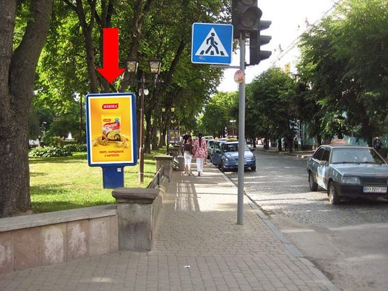 Фото рекламной плоскости по адресу Шевченко бул. / Русская ул., возле ЦУМа, справа