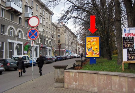 Фото рекламной плоскости по адресу Шевченко бул. / Русская ул., возле ЦУМа, слева