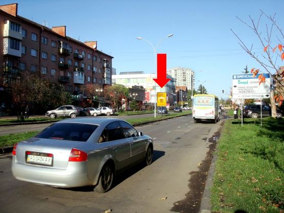 Фото рекламної площини за адресою Свободы пр. - ул. Капушанская (ул. Победы), разделитель, супермаркет "Фокстрот"