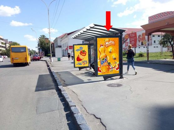 Фото рекламной плоскости по адресу Свободы пр., 2, в сторону пл. Кирилла и Мефодия, остановка