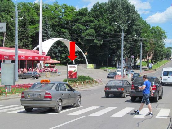 Фото рекламной плоскости по адресу Соборная ул. / Пирогова ул. / Гагарина пл., возле универмага "Винницкий", центрального парка, в сторону Соборной ул.