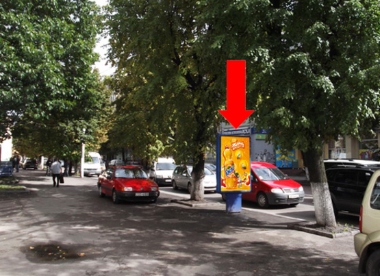 Фото рекламной плоскости по адресу Бердичевская ул., 7 / ул. Театральная, возле магазина "Брэйн", Автодорожного колледжа, на светофоре