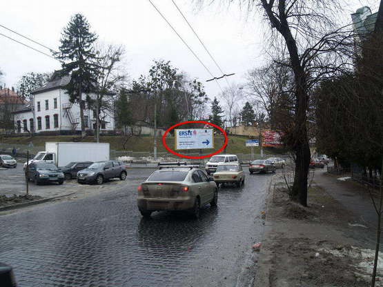 Фото рекламной плоскости по адресу Зелена, 72 (зліва)