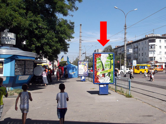 Фото рекламної площини за адресою Небесной сотни ул. (бывш. ул. Московская) / ул. Киевская, возле ЦУМа, на светофоре