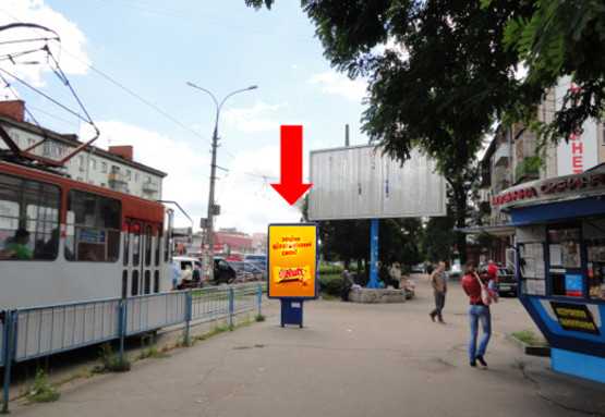 Фото рекламної площини за адресою Небесной сотни ул. (бывш. ул. Московская) / ул. Киевская, возле ЦУМа, на светофоре