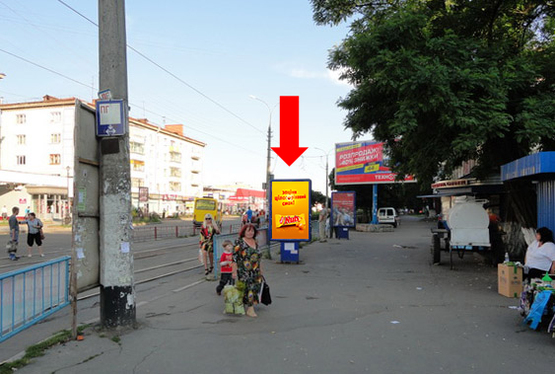 Фото рекламной плоскости по адресу Небесной сотни ул. (бывш. ул. Московская) / ул. Киевская, возле ЦУМа, на светофоре