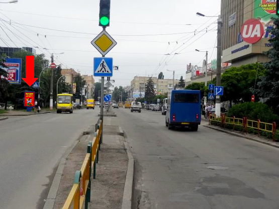 Фото рекламної площини за адресою Киевская ул., 102, напротив ТРЦ "Глобал", супермаркетов Фокстрот, Эльдорадо, Комфи, Караван, на светофоре