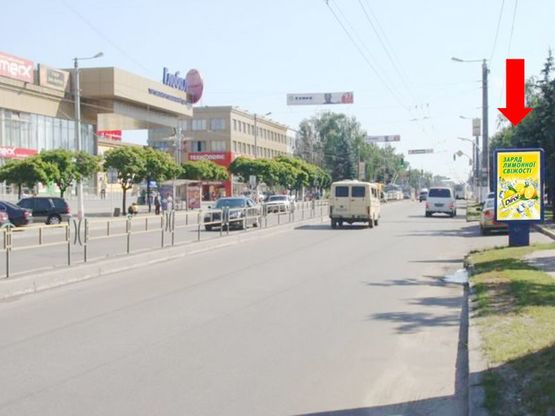 Фото рекламної площини за адресою Киевская ул., 100, напротив напротив ТРЦ "Глобал", супермаркетов Фокстрот, Эльдорадо, Комфи, Караван