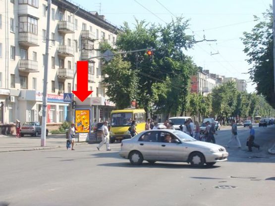 Фото рекламної площини за адресою Киевская ул., 39 / Небесной сотни ул. (бывш. ул. Московская), возле ЦУМа, магазина "Плато", на светофоре